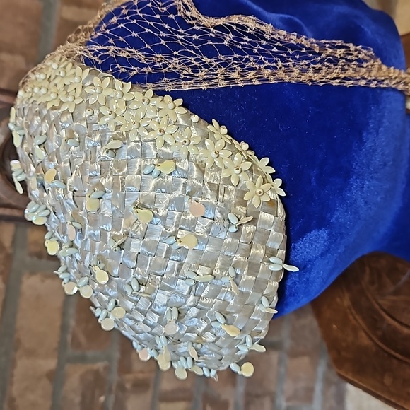 Vintage straw, beaded hat with netted tie from the 1940s or 1950s - Picture 4 of 8